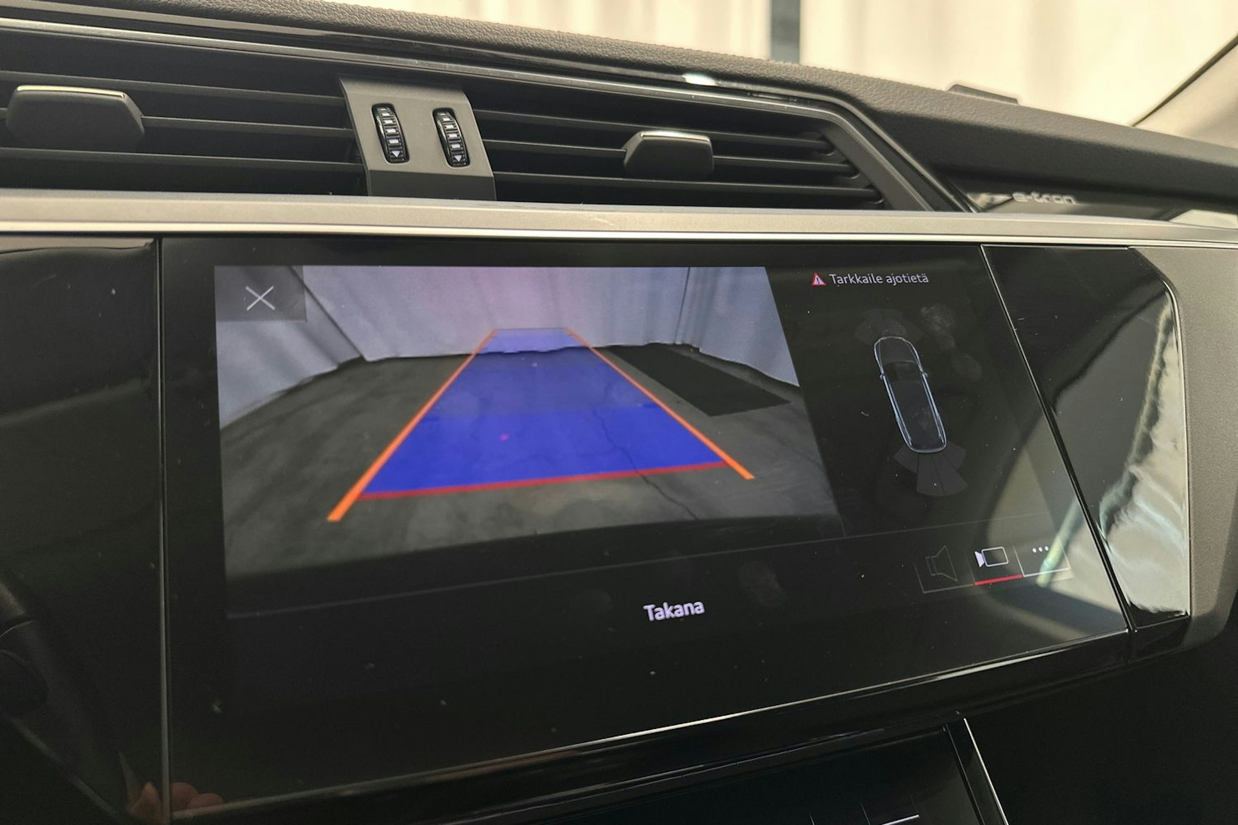 musta Audi e-tron 2021 kuva 21.