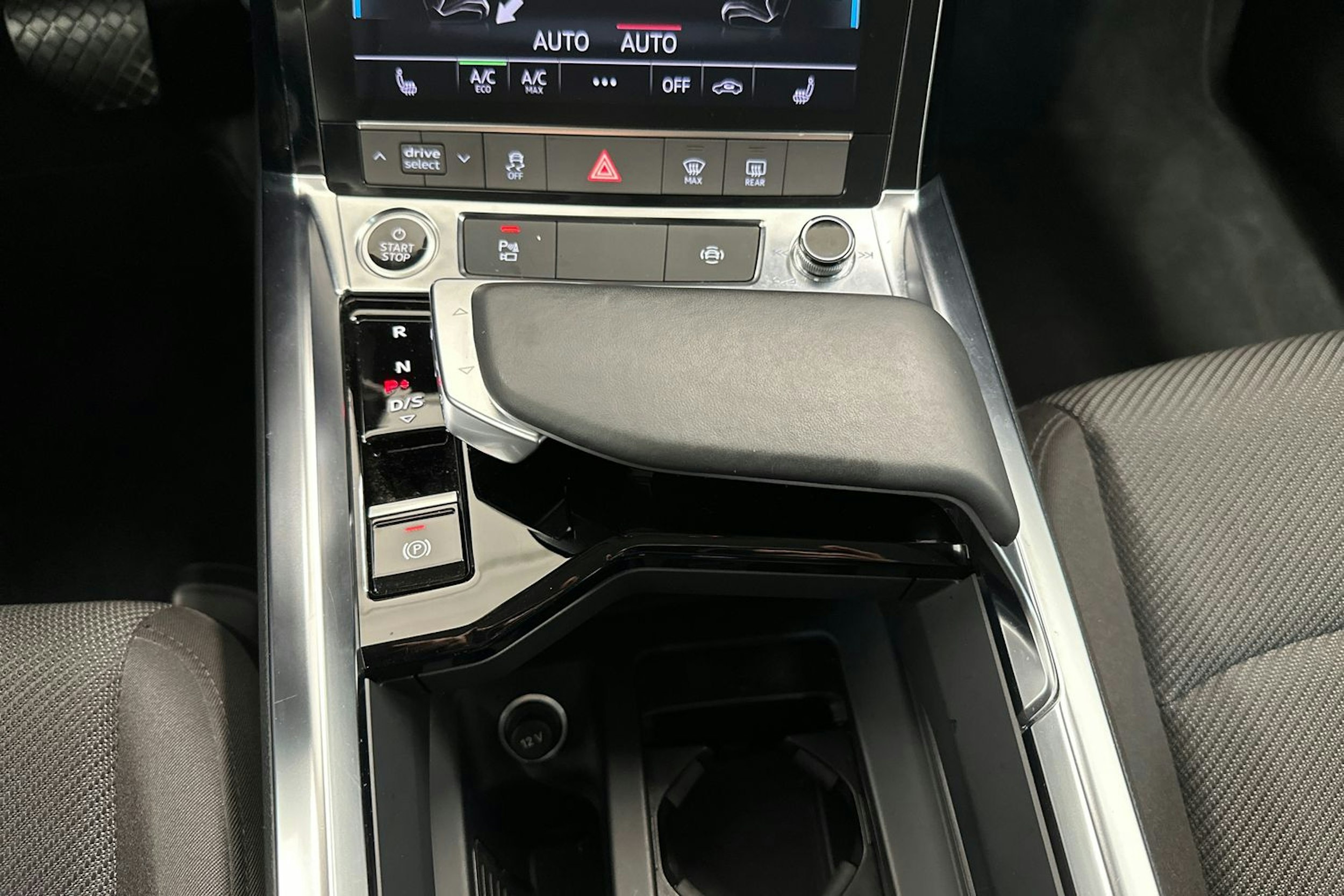 musta Audi e-tron 2021 kuva 23.