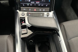 musta Audi e-tron 2021 kuva 23.