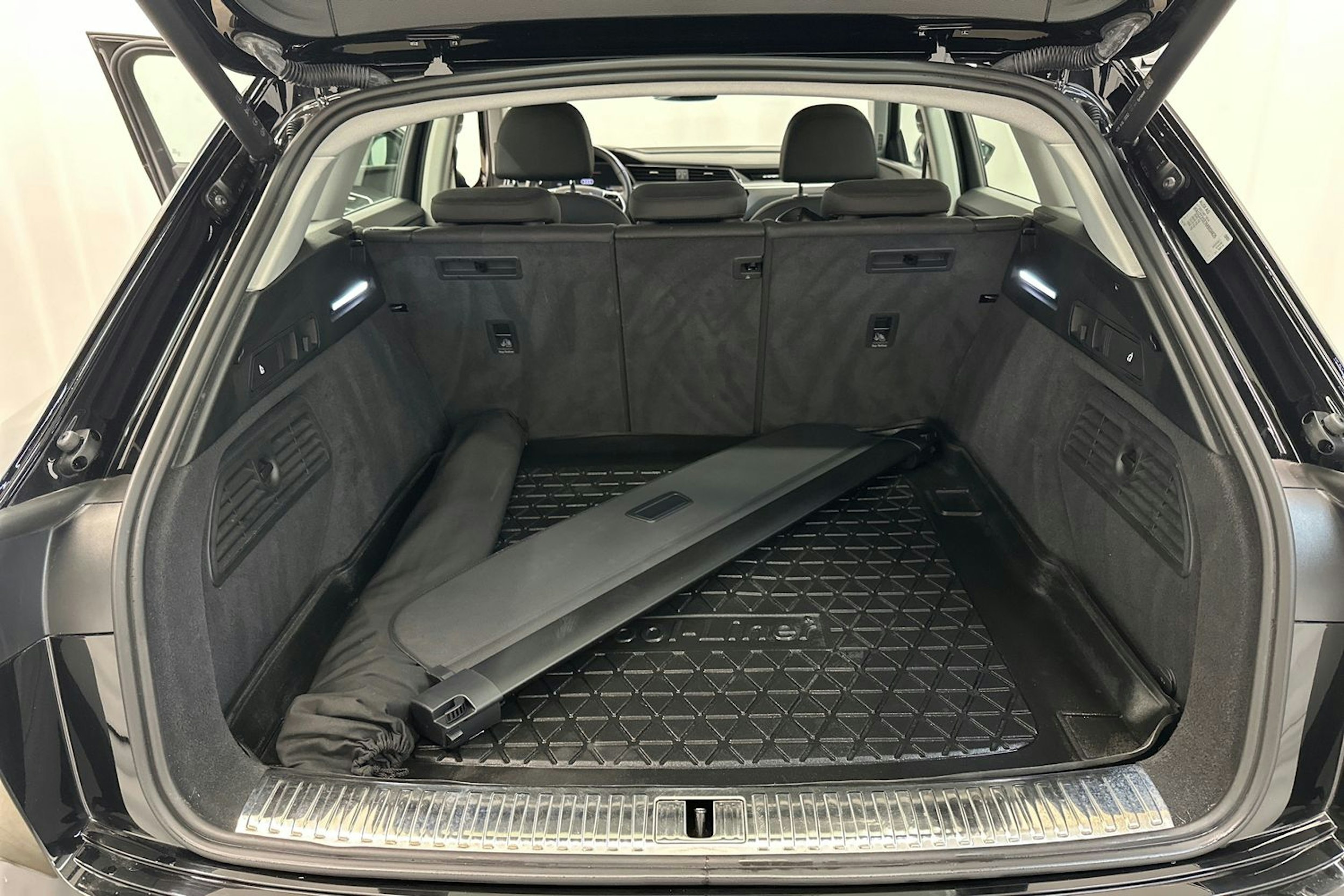 musta Audi e-tron 2021 kuva 24.