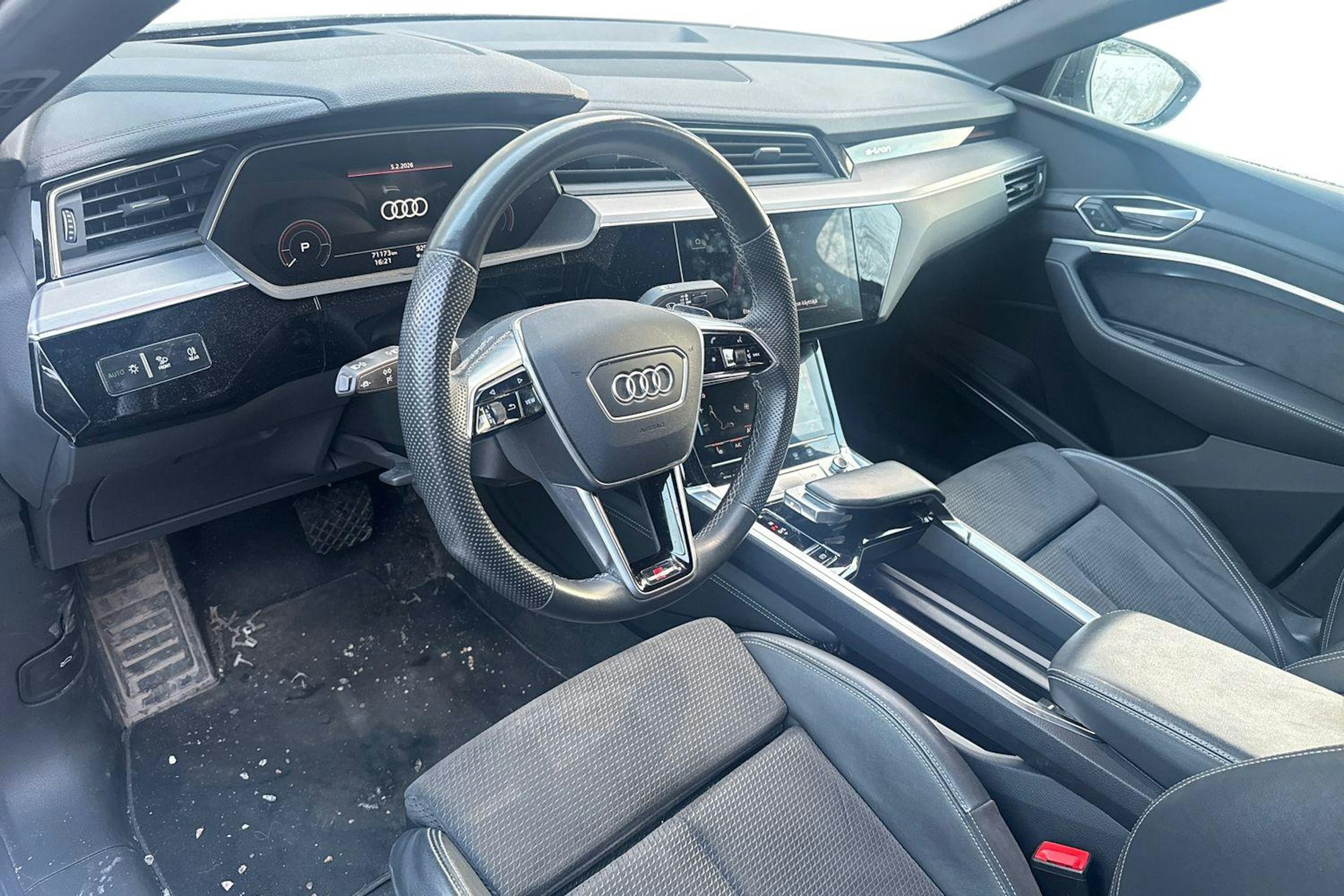 valkoinen Audi e-tron 2021 kuva 3.