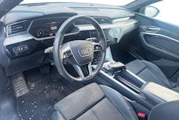 valkoinen Audi e-tron 2021 kuva 3.