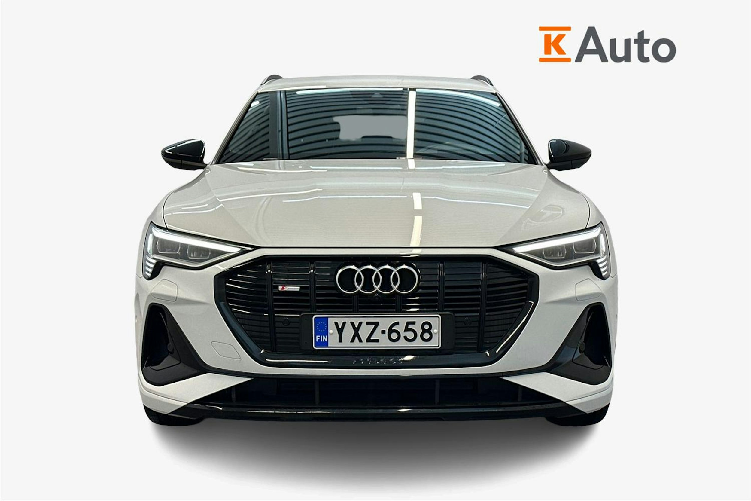 valkoinen Audi e-tron 2021 kuva 5.