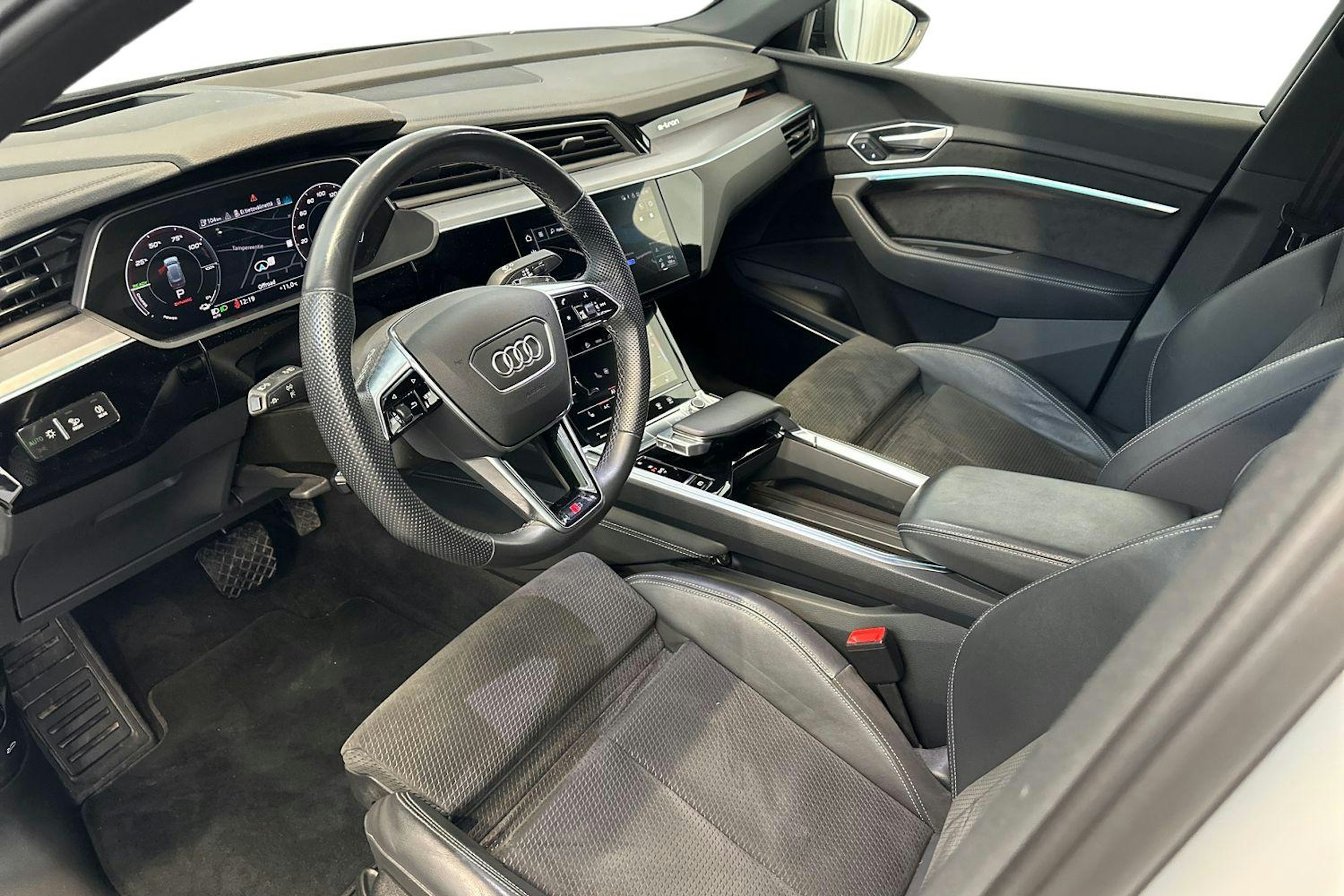 valkoinen Audi e-tron 2021 kuva 7.