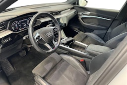valkoinen Audi e-tron 2021 kuva 7.