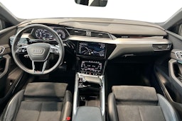 valkoinen Audi e-tron 2021 kuva 9.