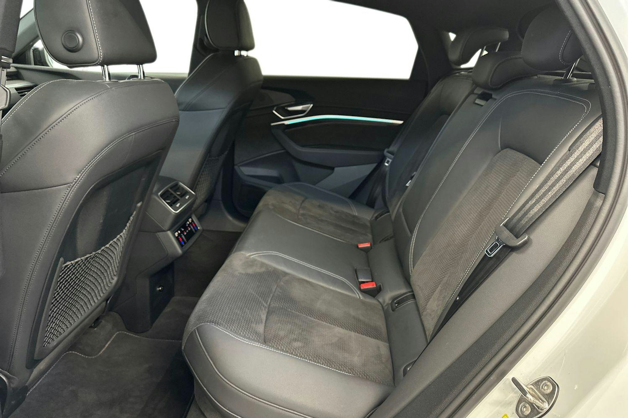 valkoinen Audi e-tron 2021 kuva 10.