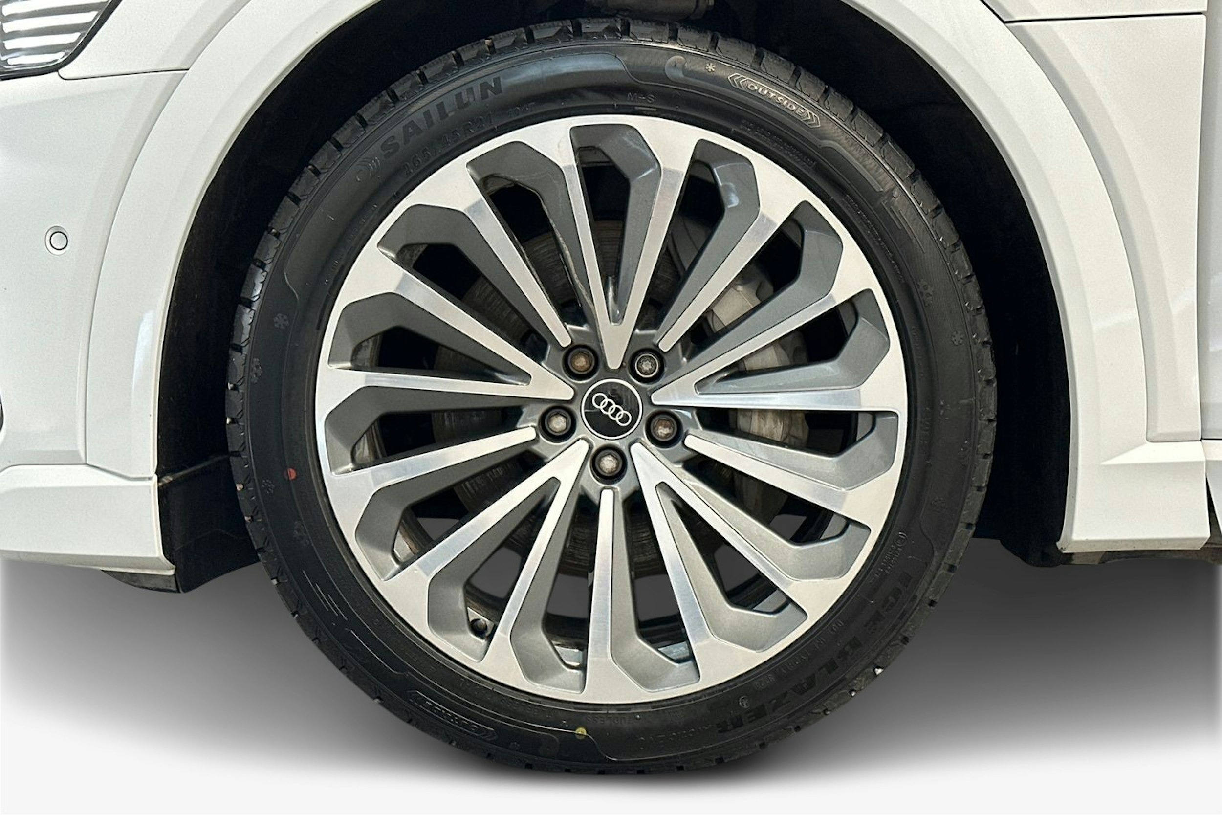 valkoinen Audi e-tron 2021 kuva 11.