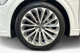 valkoinen Audi e-tron 2021 kuva 11.