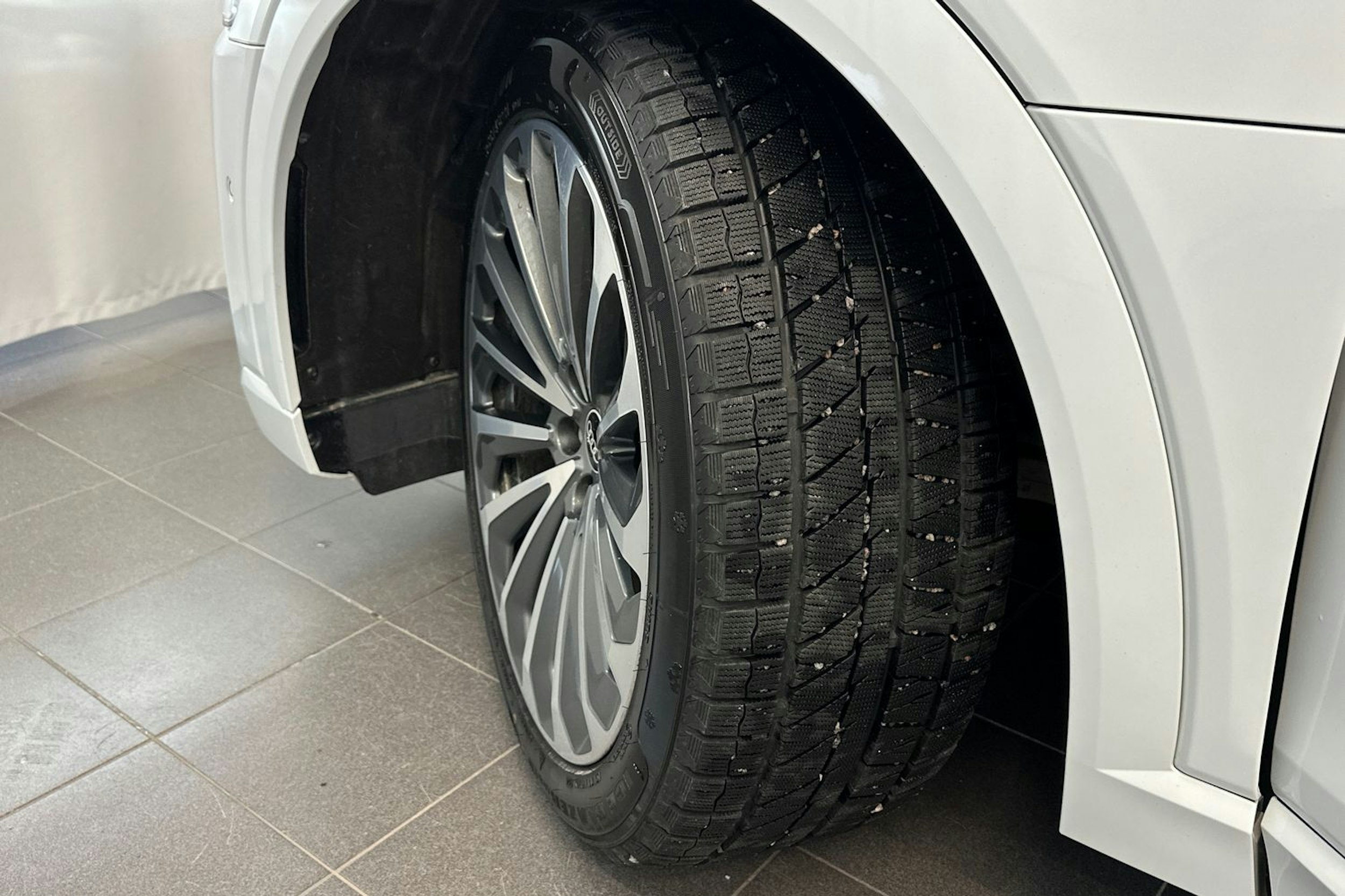 valkoinen Audi e-tron 2021 kuva 13.