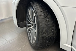 valkoinen Audi e-tron 2021 kuva 13.