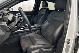 valkoinen Audi e-tron 2021 kuva 14.