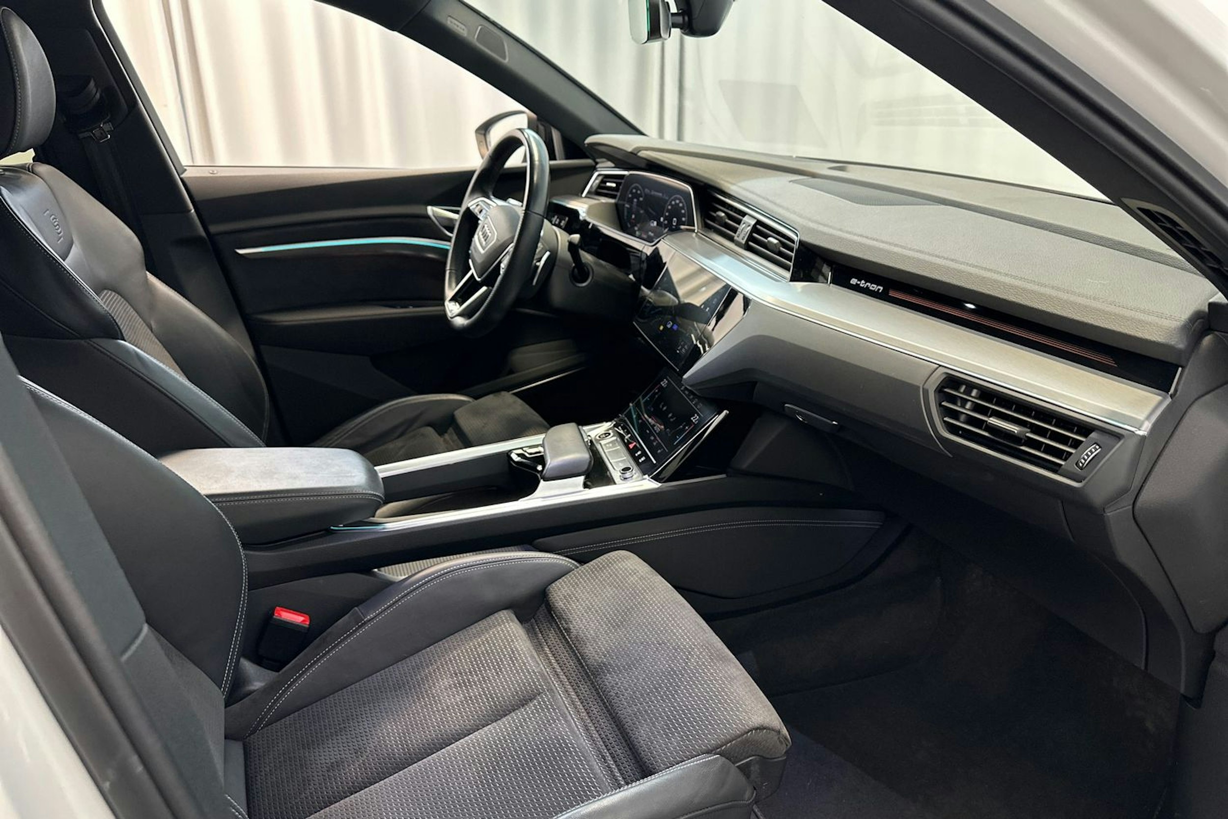 valkoinen Audi e-tron 2021 kuva 16.