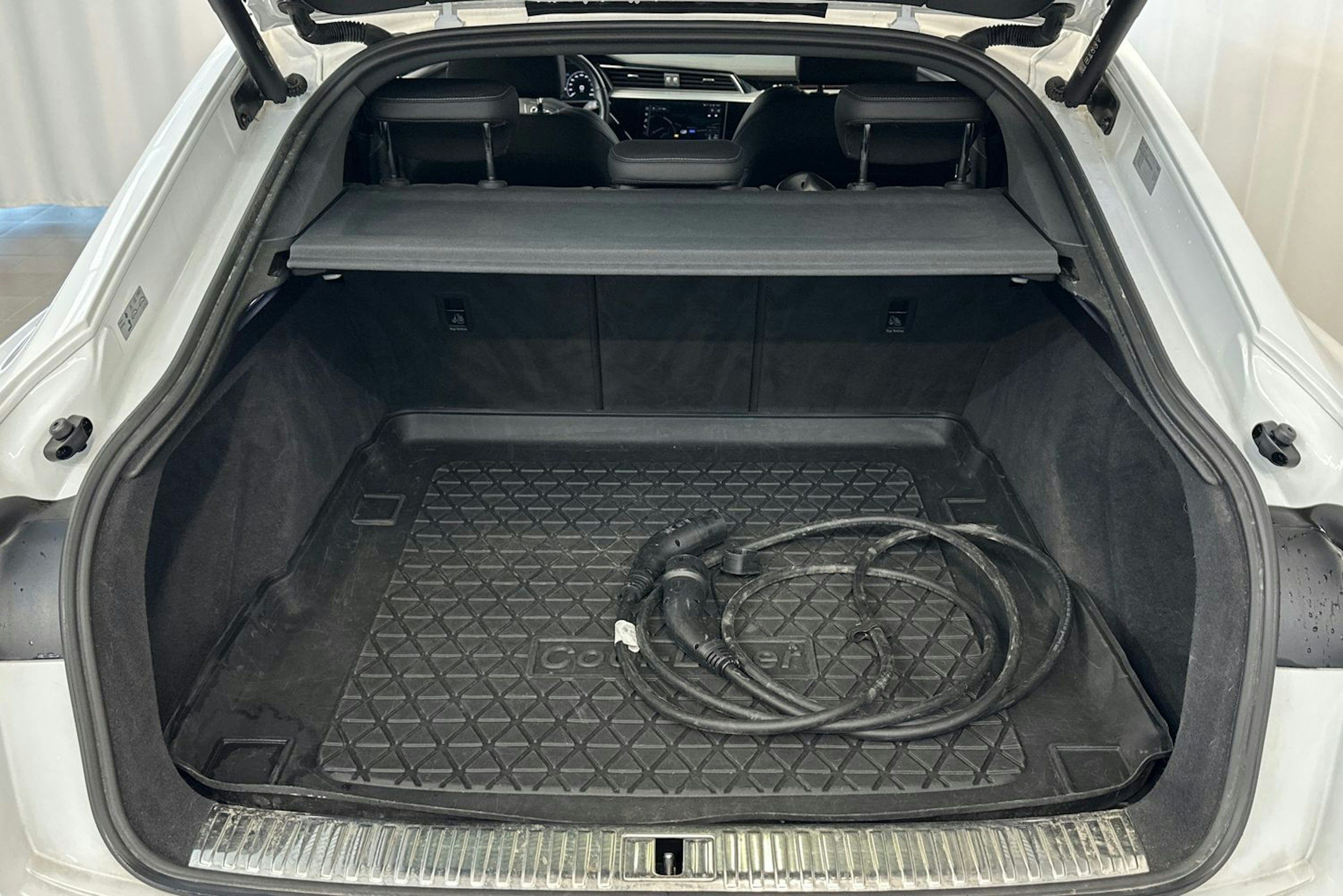 valkoinen Audi e-tron 2021 kuva 17.
