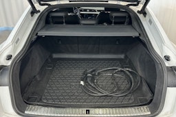 valkoinen Audi e-tron 2021 kuva 17.
