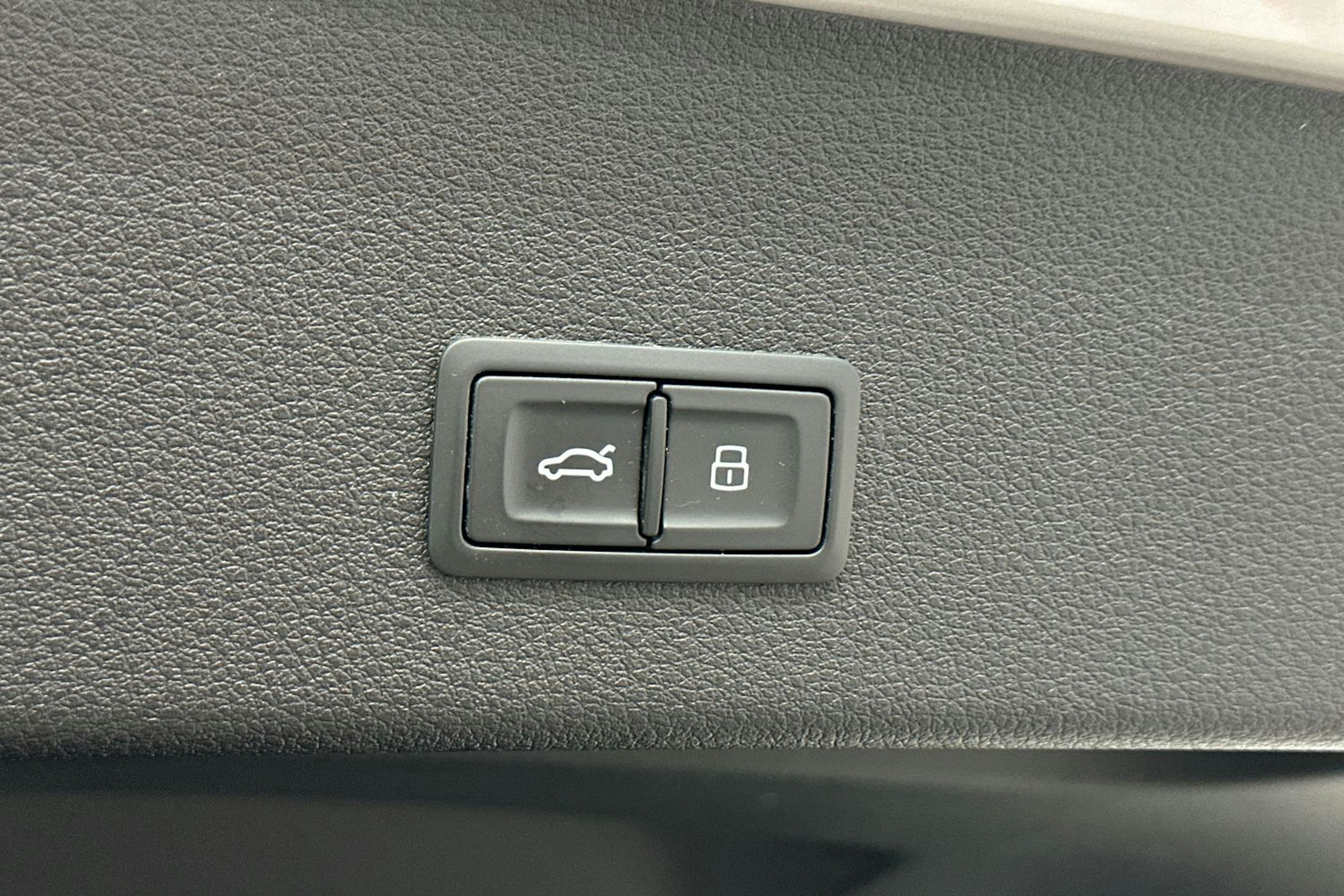 valkoinen Audi e-tron 2021 kuva 18.