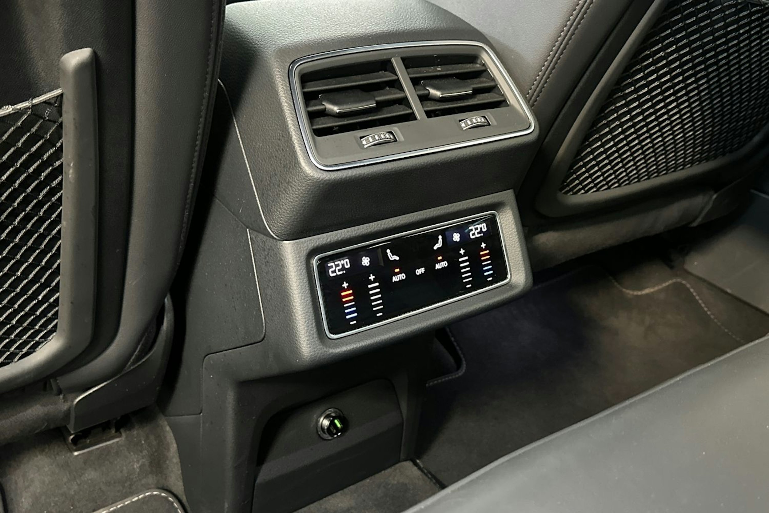 valkoinen Audi e-tron 2021 kuva 19.