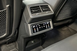 valkoinen Audi e-tron 2021 kuva 19.