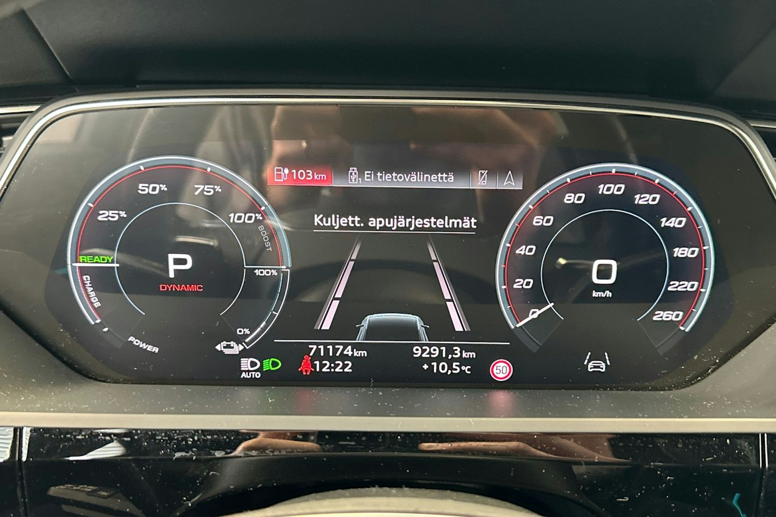 valkoinen Audi e-tron 2021 kuva 20.