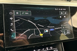 valkoinen Audi e-tron 2021 kuva 21.