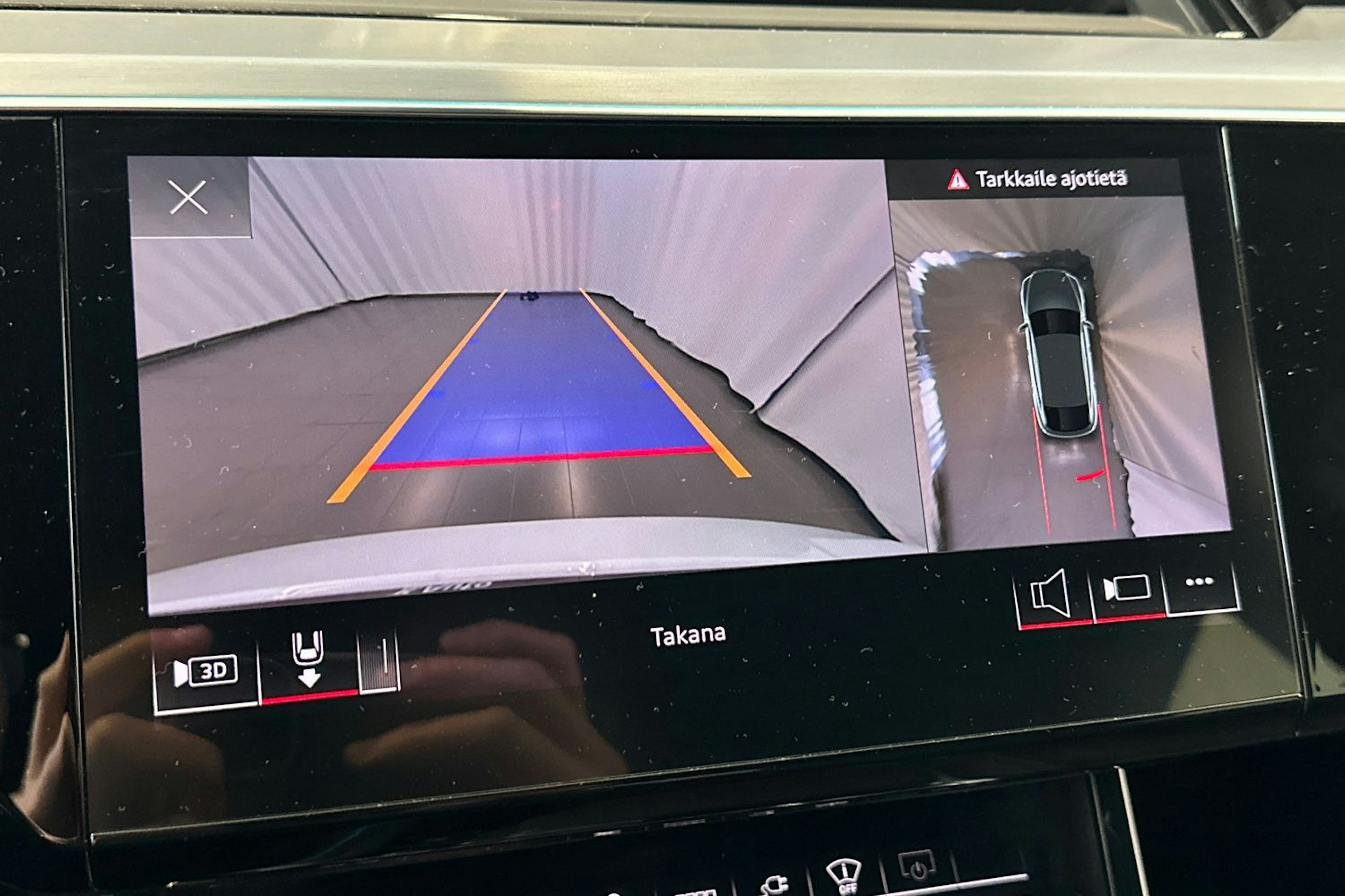 valkoinen Audi e-tron 2021 kuva 22.