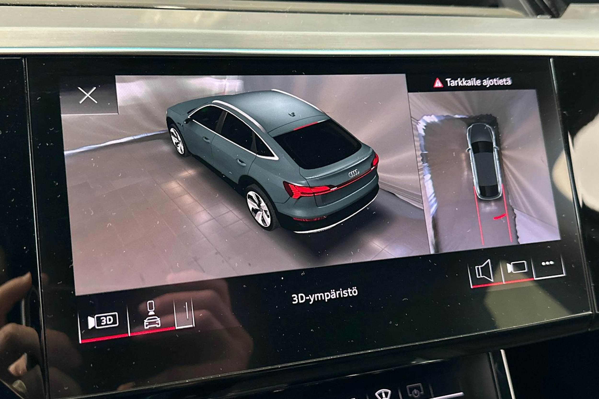 valkoinen Audi e-tron 2021 kuva 23.