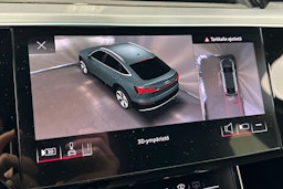 valkoinen Audi e-tron 2021 kuva 23.