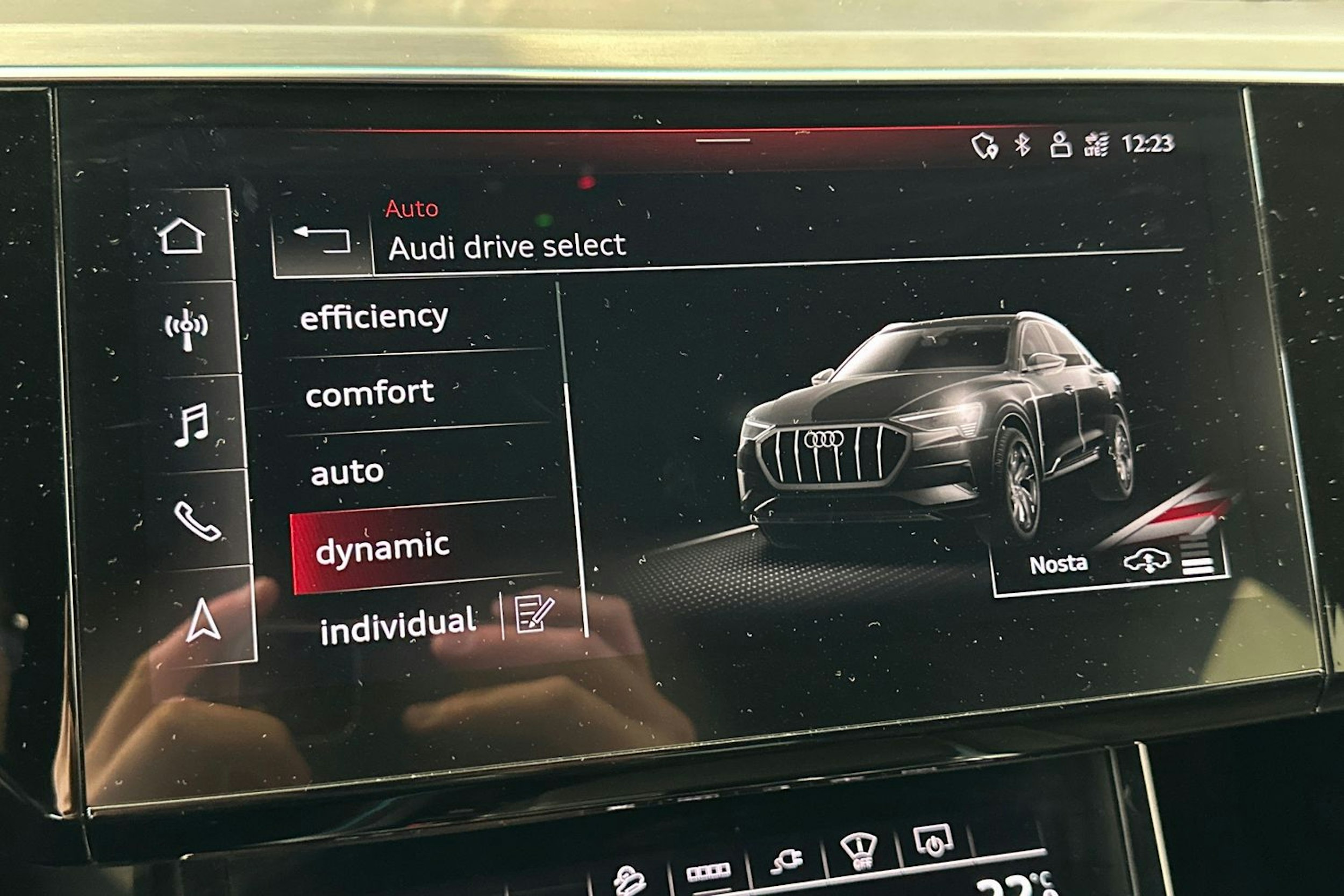 valkoinen Audi e-tron 2021 kuva 24.