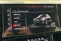 valkoinen Audi e-tron 2021 kuva 24.