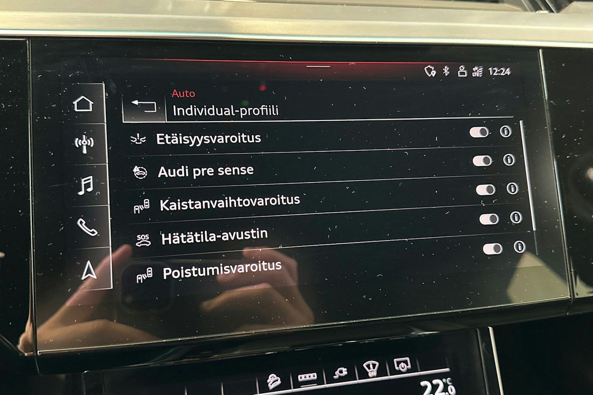 valkoinen Audi e-tron 2021 kuva 25.