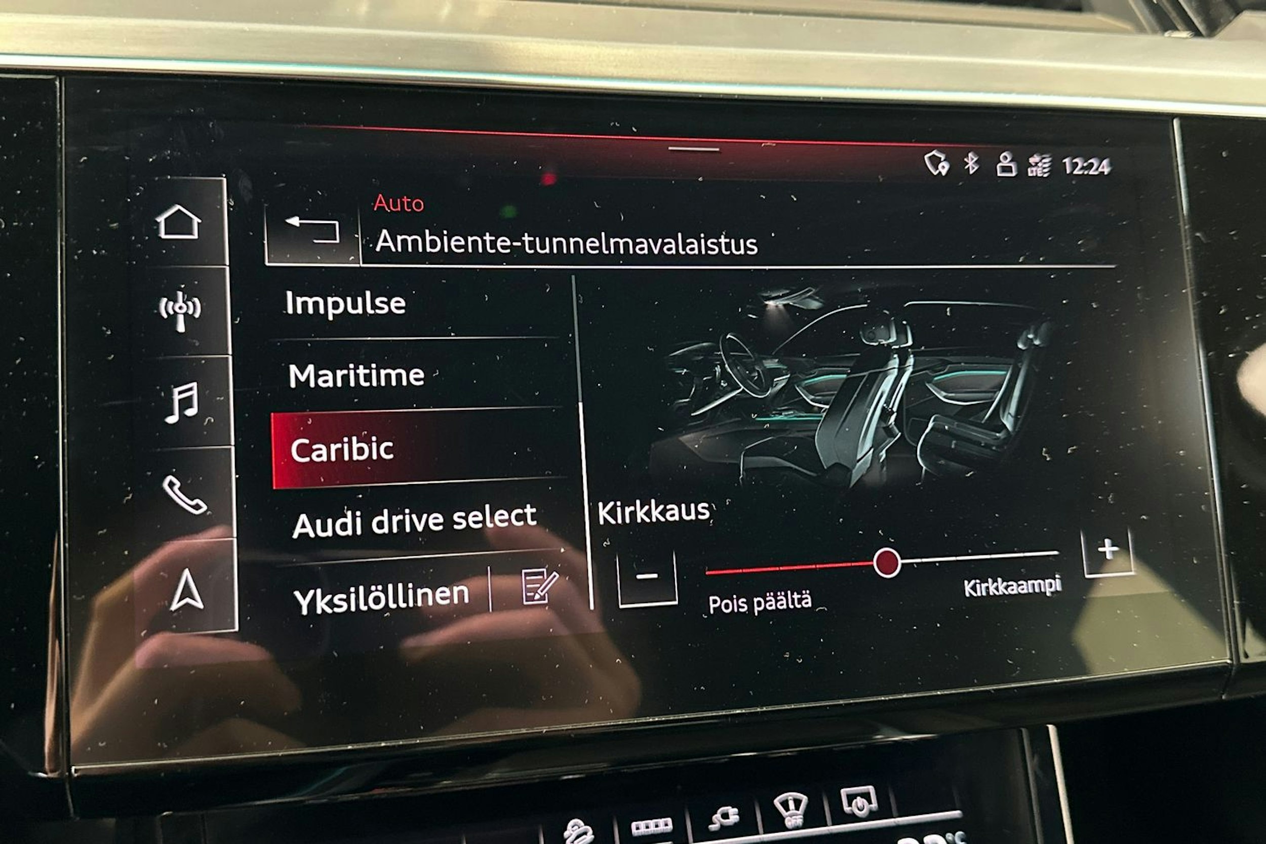 valkoinen Audi e-tron 2021 kuva 26.