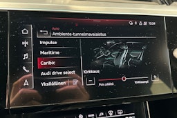 valkoinen Audi e-tron 2021 kuva 26.