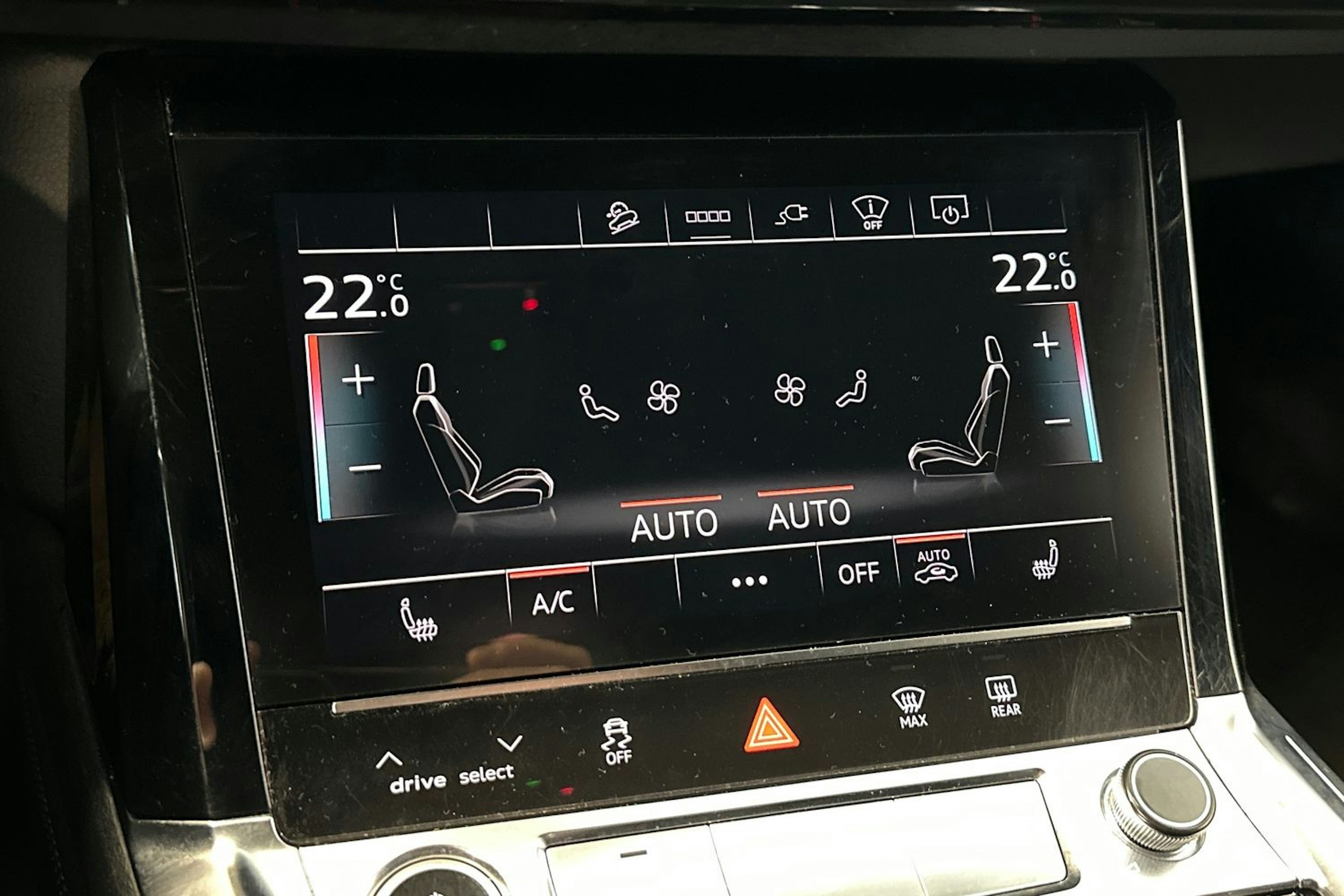 valkoinen Audi e-tron 2021 kuva 28.