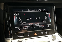 valkoinen Audi e-tron 2021 kuva 28.