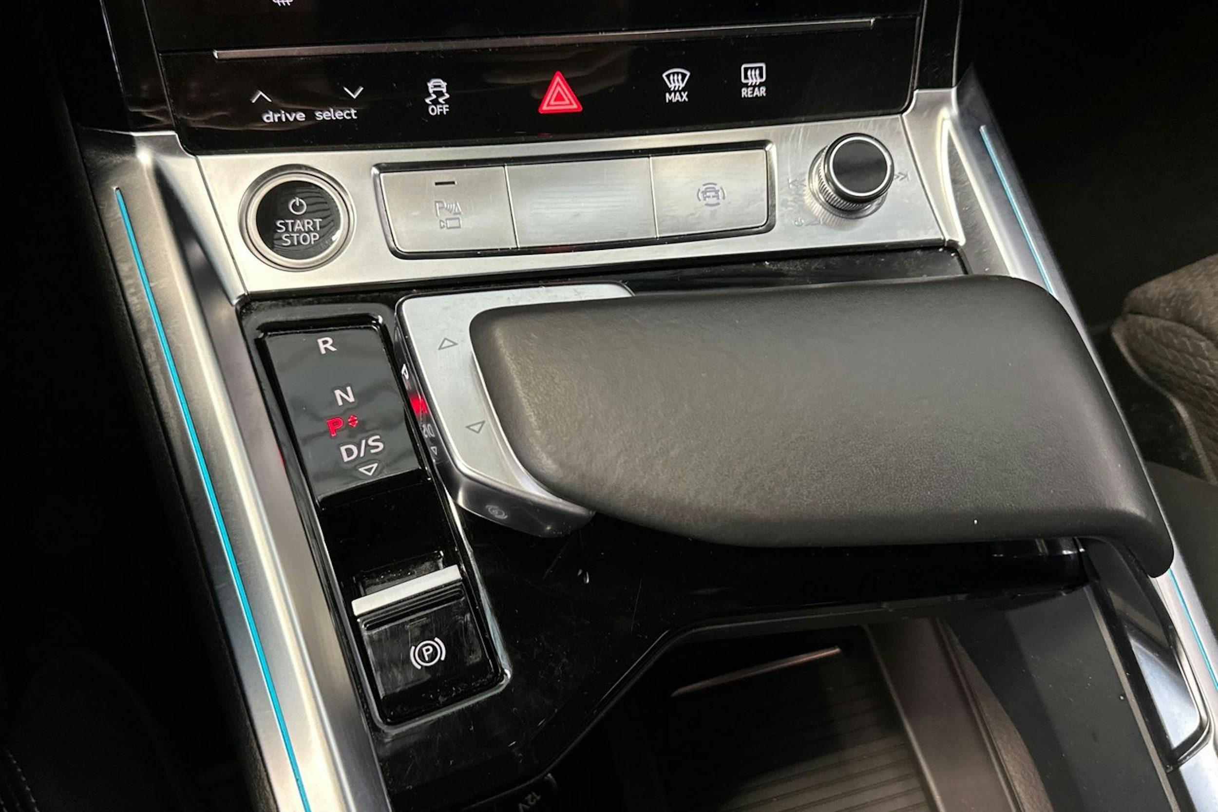 valkoinen Audi e-tron 2021 kuva 29.