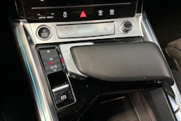 valkoinen Audi e-tron 2021 kuva 29.