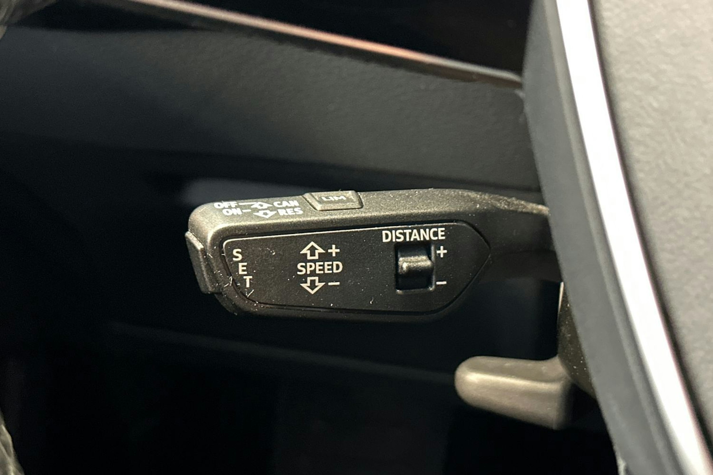 valkoinen Audi e-tron 2021 kuva 30.