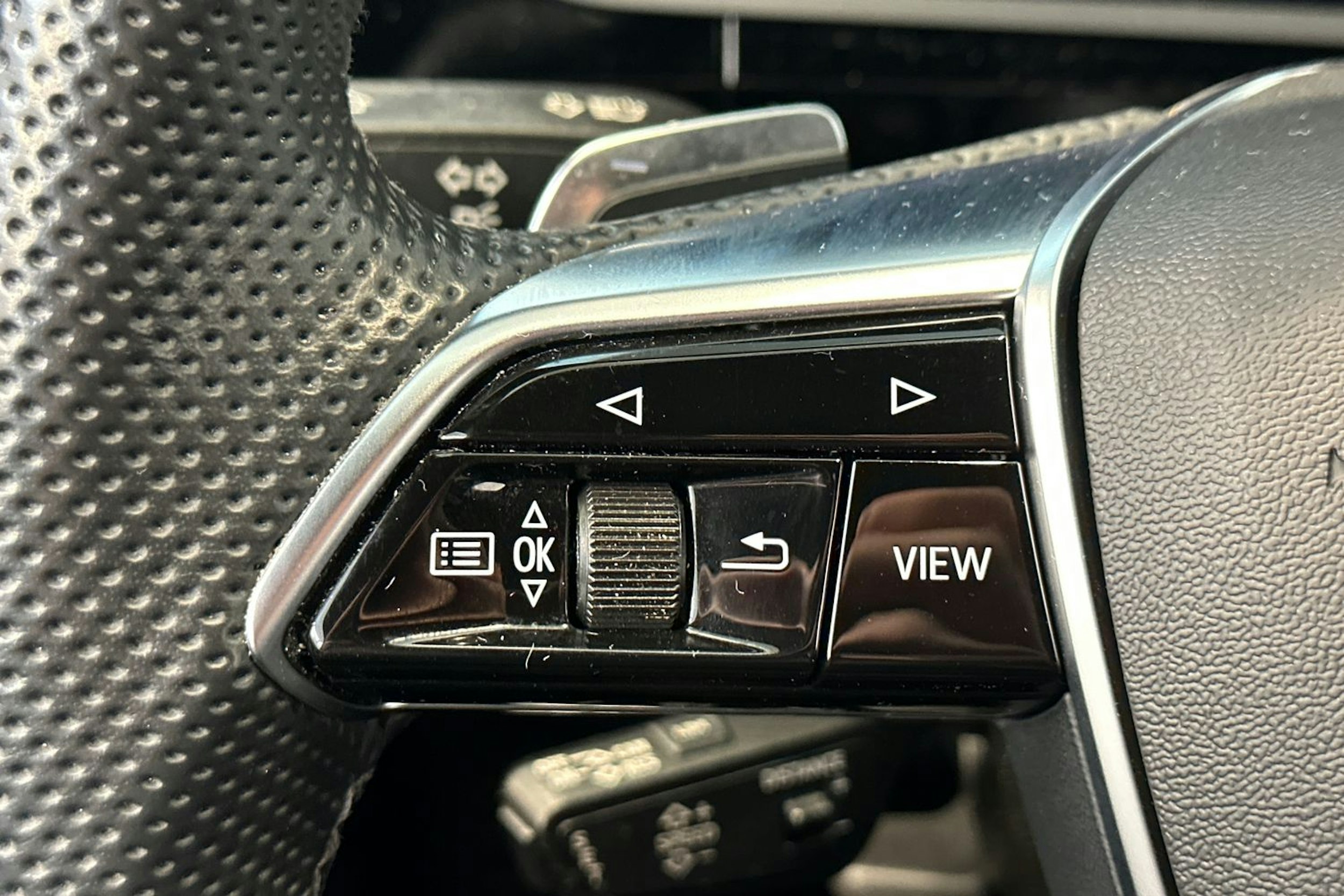 valkoinen Audi e-tron 2021 kuva 31.