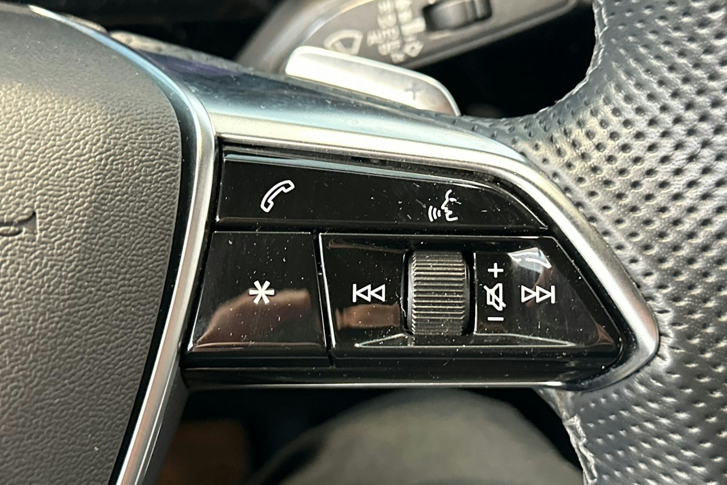 valkoinen Audi e-tron 2021 kuva 32.