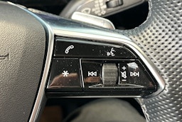 valkoinen Audi e-tron 2021 kuva 32.