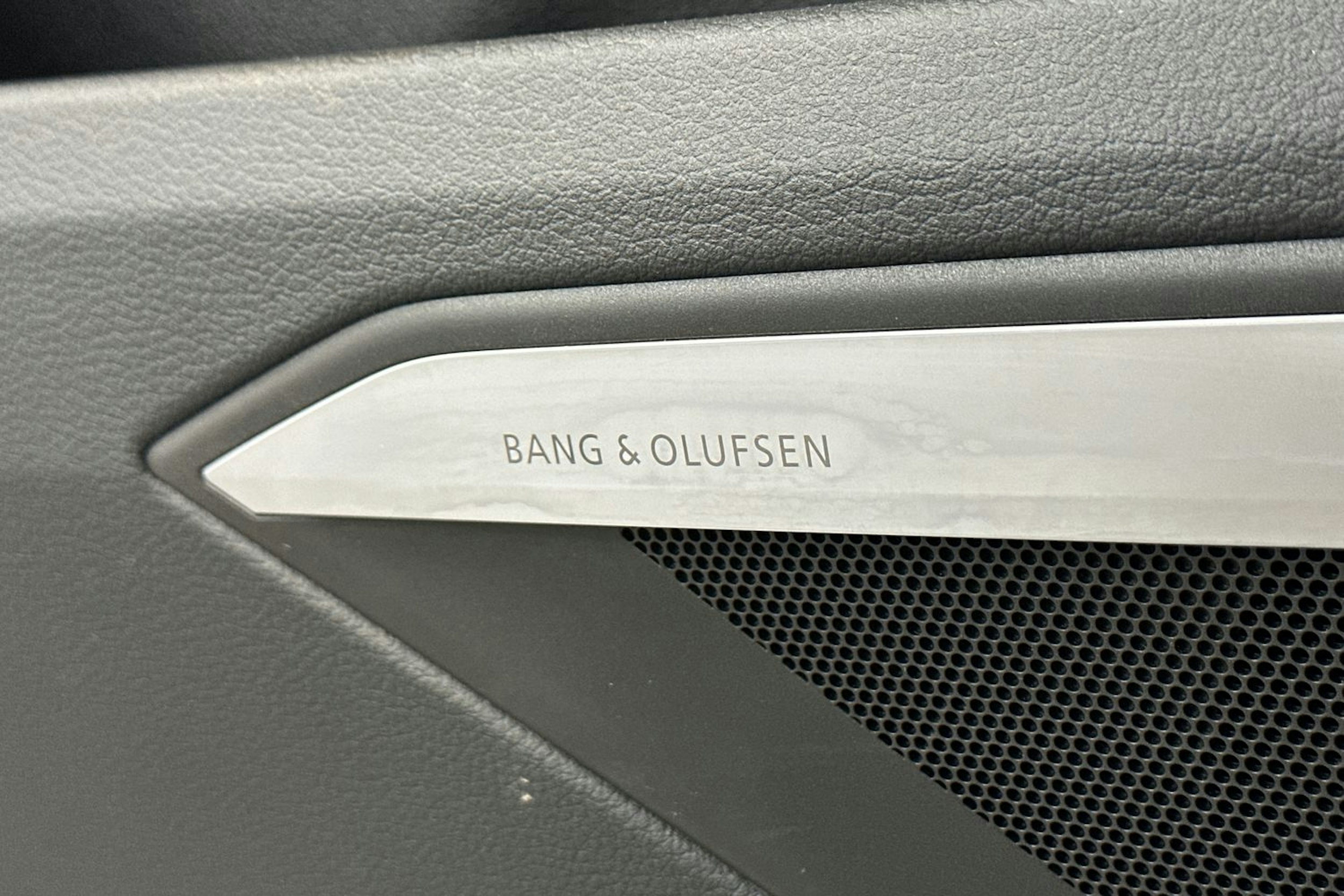 valkoinen Audi e-tron 2021 kuva 34.