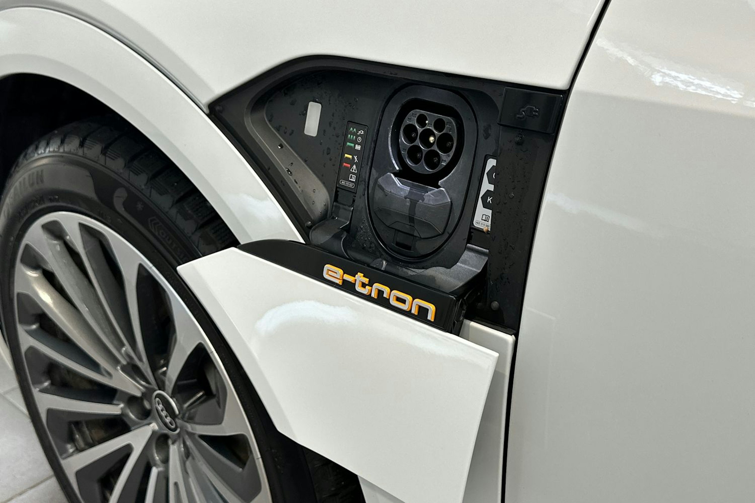 valkoinen Audi e-tron 2021 kuva 36.