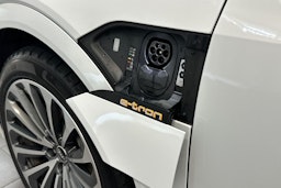 valkoinen Audi e-tron 2021 kuva 36.