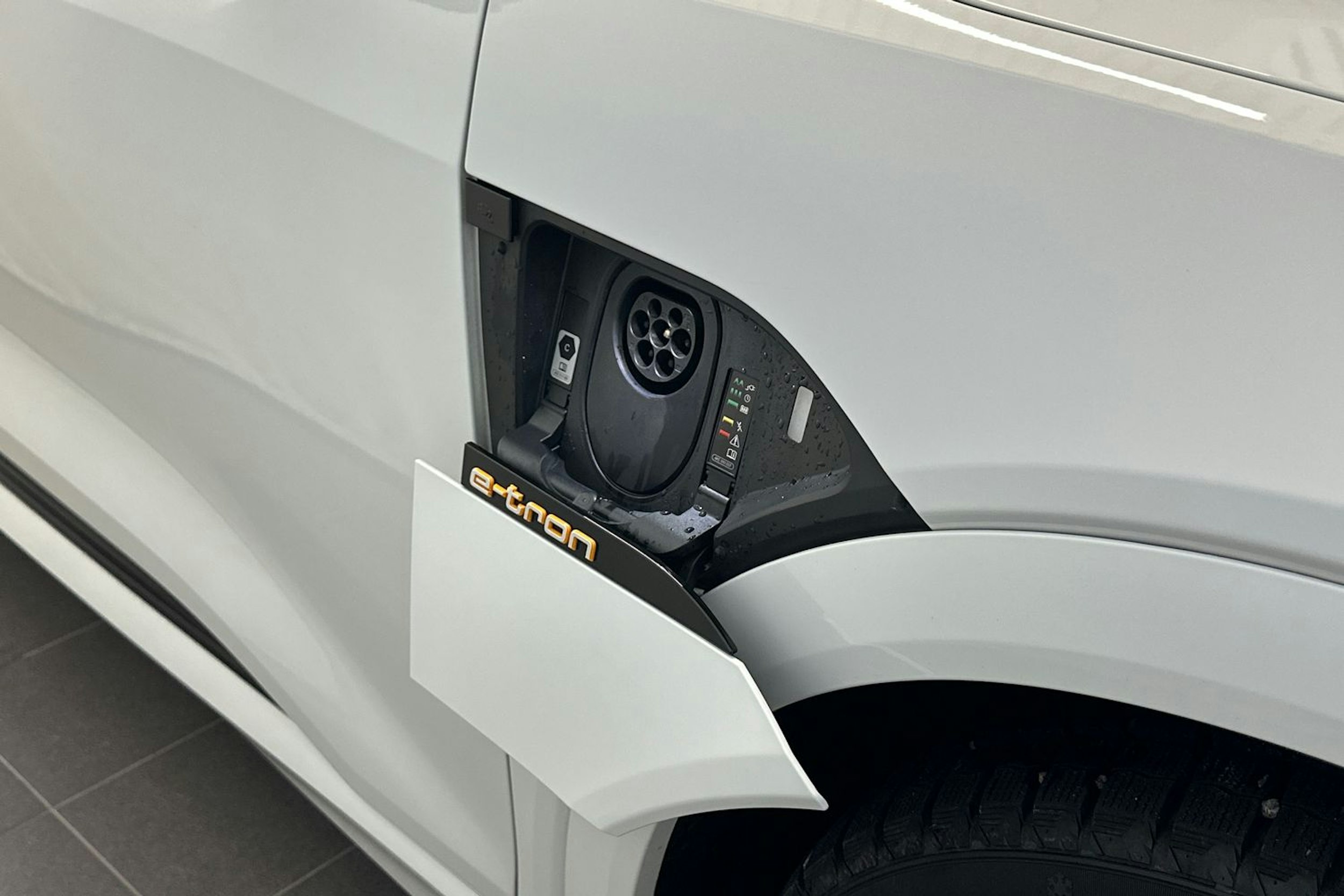 valkoinen Audi e-tron 2021 kuva 37.