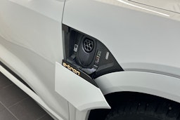 valkoinen Audi e-tron 2021 kuva 37.