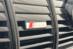 valkoinen Audi e-tron 2021 kuva 38.