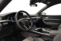 harmaa Audi e-tron 2022 kuva 6.