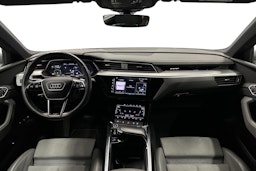 harmaa Audi e-tron 2022 kuva 7.