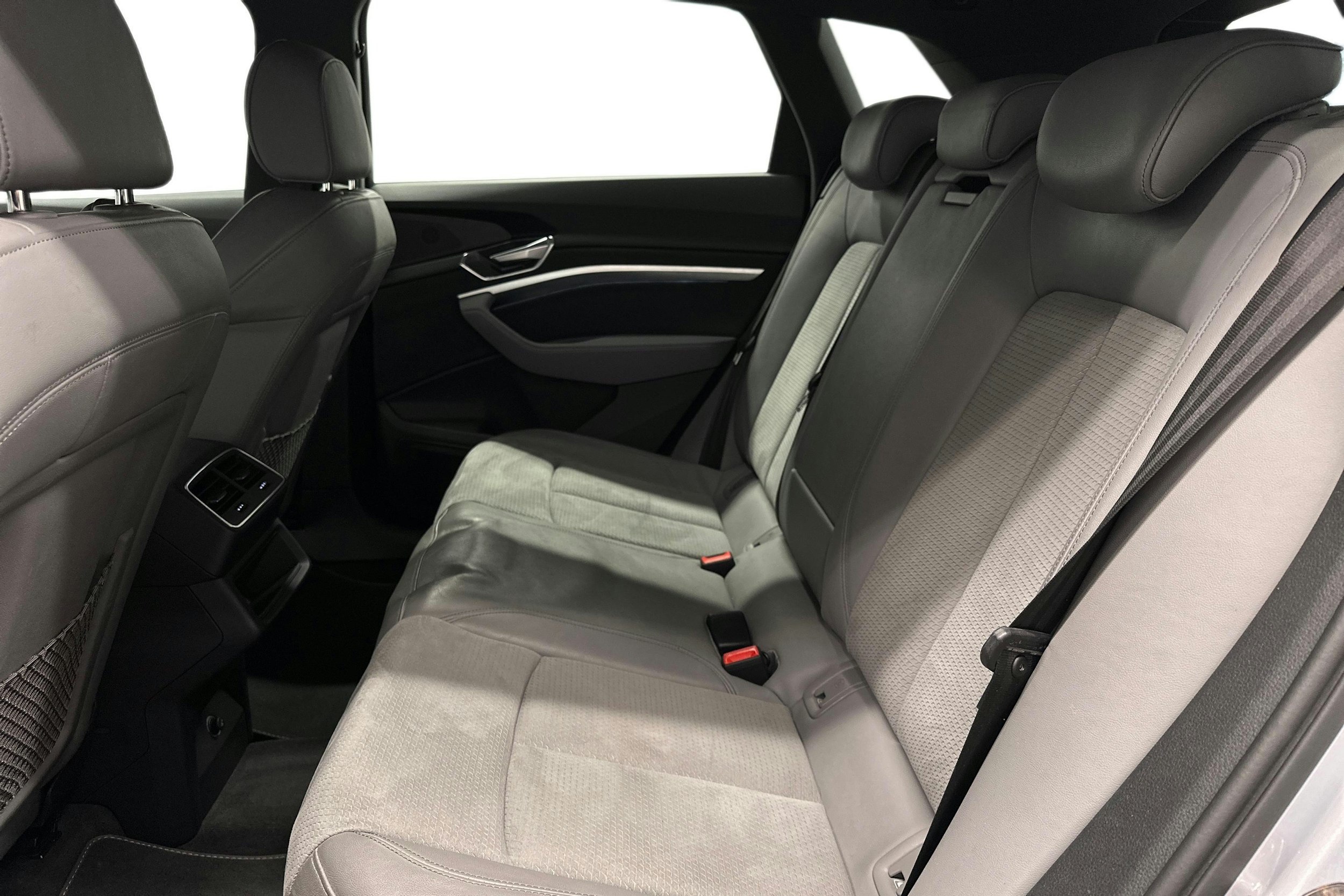 harmaa Audi e-tron 2022 kuva 8.