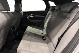 harmaa Audi e-tron 2022 kuva 8.